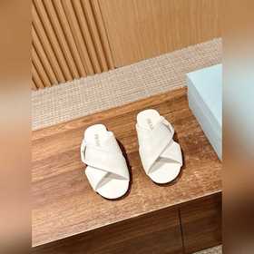 Новая модель весна-лето от Prada： сандалии на плоской подошве с п