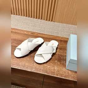 Новая модель весна-лето от Prada： сандалии на плоской подошве с п