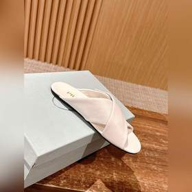 Новая модель весна-лето от Prada： сандалии на плоской подошве с п