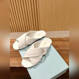 Новая модель весна-лето от Prada： сандалии на плоской подошве с п
