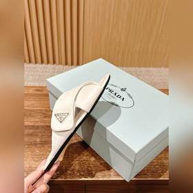 Новая модель весна-лето от Prada： сандалии на плоской подошве с п