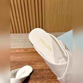 Новая модель весна-лето от Prada： сандалии на плоской подошве с п