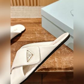Новая модель весна-лето от Prada： сандалии на плоской подошве с п