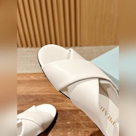 Новая модель весна-лето от Prada： сандалии на плоской подошве с п