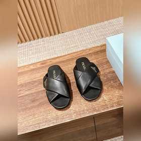 Новая модель весна-лето от Prada： сандалии на плоской подошве с п