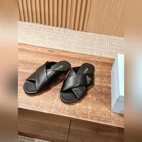 Новая модель весна-лето от Prada： сандалии на плоской подошве с п