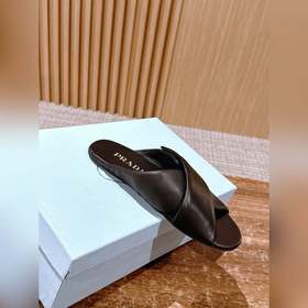 Новая модель весна-лето от Prada： сандалии на плоской подошве с п