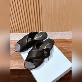 Новая модель весна-лето от Prada： сандалии на плоской подошве с п