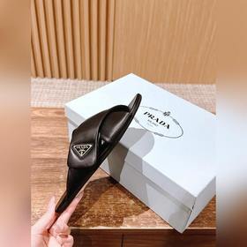 Новая модель весна-лето от Prada： сандалии на плоской подошве с п