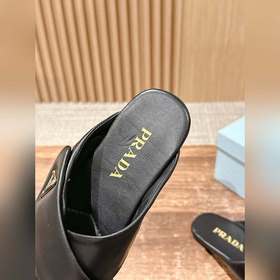 Новая модель весна-лето от Prada： сандалии на плоской подошве с п