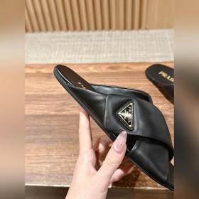 Новая модель весна-лето от Prada： сандалии на плоской подошве с п