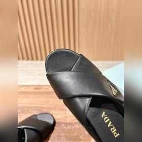 Новая модель весна-лето от Prada： сандалии на плоской подошве с п
