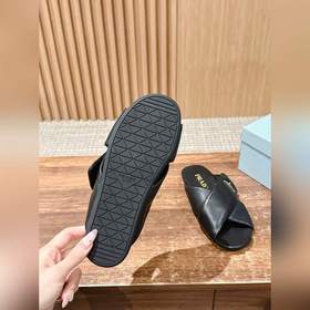 Новая модель весна-лето от Prada： сандалии на плоской подошве с п