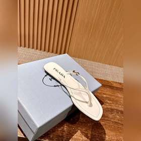 Новая весенняя коллекция Prada： сандалии с плоской подошвой и пер