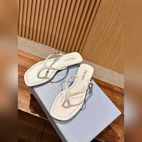 Новая весенняя коллекция Prada： сандалии с плоской подошвой и пер