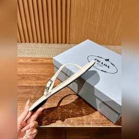 Новая весенняя коллекция Prada： сандалии с плоской подошвой и пер