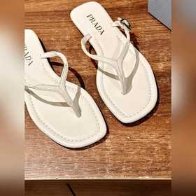 Новая весенняя коллекция Prada： сандалии с плоской подошвой и пер