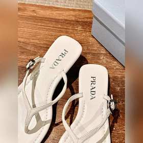 Новая весенняя коллекция Prada： сандалии с плоской подошвой и пер