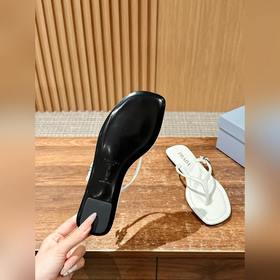 Новая весенняя коллекция Prada： сандалии с плоской подошвой и пер