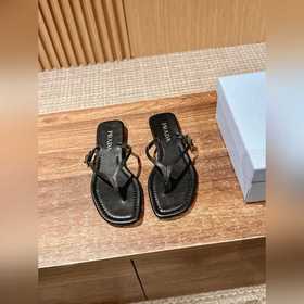 Новая весенняя коллекция Prada： сандалии с плоской подошвой и пер