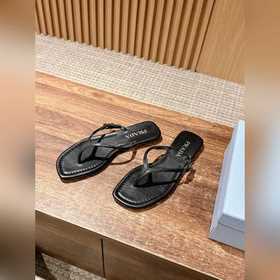 Новая весенняя коллекция Prada： сандалии с плоской подошвой и пер