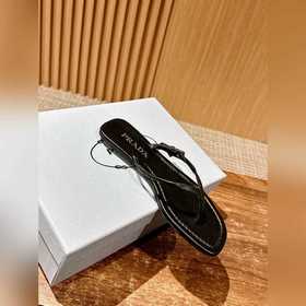 Новая весенняя коллекция Prada： сандалии с плоской подошвой и пер