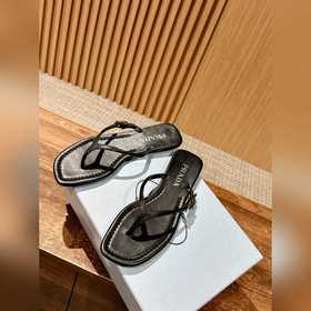 Новая весенняя коллекция Prada： сандалии с плоской подошвой и пер