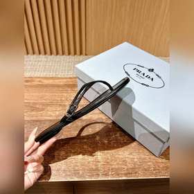 Новая весенняя коллекция Prada： сандалии с плоской подошвой и пер
