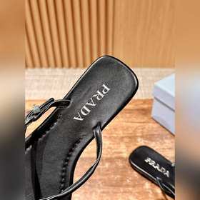 Новая весенняя коллекция Prada： сандалии с плоской подошвой и пер