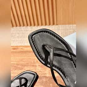 Новая весенняя коллекция Prada： сандалии с плоской подошвой и пер
