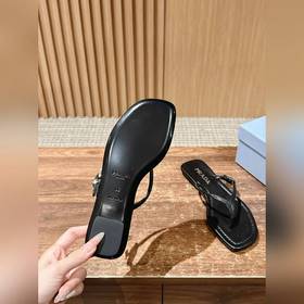 Новая весенняя коллекция Prada： сандалии с плоской подошвой и пер