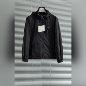 Новая весенняя коллекция Prada 2025, водонепроницаемая куртка с к