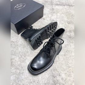 Мужские высокие ботинки Prada поступили в продажу в магазинах. Ве