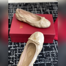Услуги покупке товаров  Valentino 25ss весна-лето, новая модель,