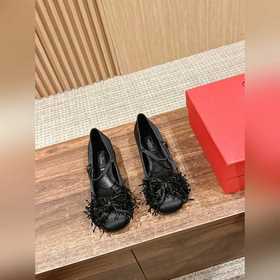 Новая весенняя коллекция Valentino： туфли на толстом каблуке с ба