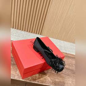 Новая весенняя коллекция Valentino： туфли на толстом каблуке с ба