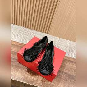 Новая весенняя коллекция Valentino： туфли на толстом каблуке с ба