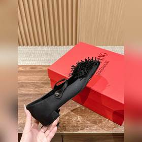 Новая весенняя коллекция Valentino： туфли на толстом каблуке с ба