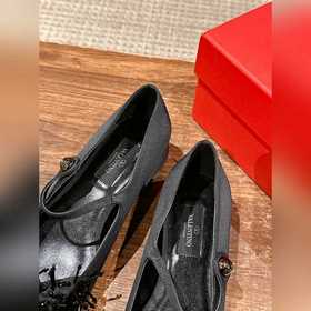 Новая весенняя коллекция Valentino： туфли на толстом каблуке с ба