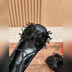 Новая весенняя коллекция Valentino： туфли на толстом каблуке с ба