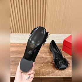 Новая весенняя коллекция Valentino： туфли на толстом каблуке с ба