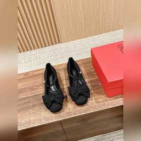 Новая весенняя коллекция Valentino： туфли на толстом каблуке с ба