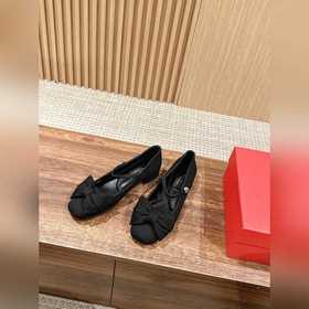 Новая весенняя коллекция Valentino： туфли на толстом каблуке с ба