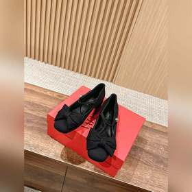 Новая весенняя коллекция Valentino： туфли на толстом каблуке с ба