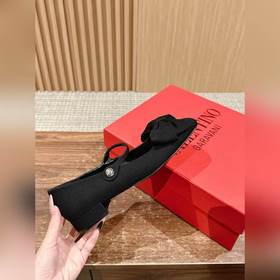 Новая весенняя коллекция Valentino： туфли на толстом каблуке с ба