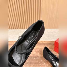 Новая весенняя коллекция Valentino： туфли на толстом каблуке с ба