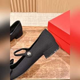 Новая весенняя коллекция Valentino： туфли на толстом каблуке с ба