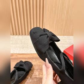 Новая весенняя коллекция Valentino： туфли на толстом каблуке с ба