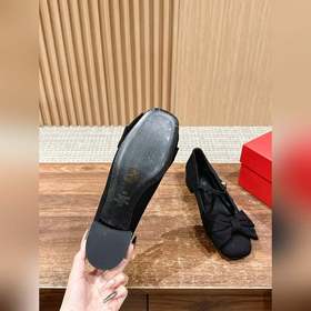 Новая весенняя коллекция Valentino： туфли на толстом каблуке с ба