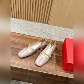 Новая модель весна-лето от Valentino с низким каблуком и квадратн